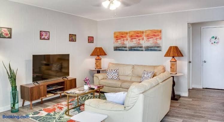 < 1 Mi to Dtwn Hilo: Comfy Condo w/ Pool Access - Entire Place, Holiday Home in Hilo