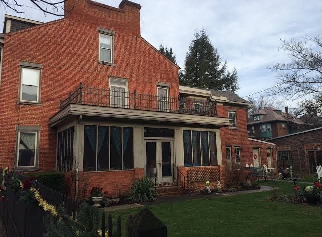 Mimosa Courtyard Inn, Bed & Breakfast in Hollidaysburg