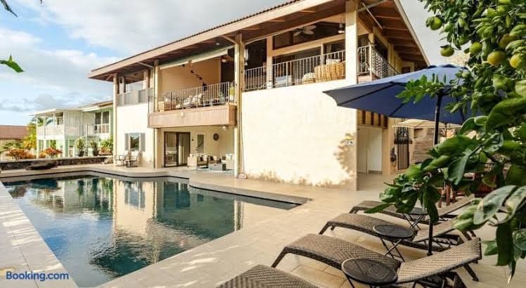 Kona Escape with Pool Expansive Lanai Stunning Sunset Views - Entire Place, Hotel in Hōlualoa