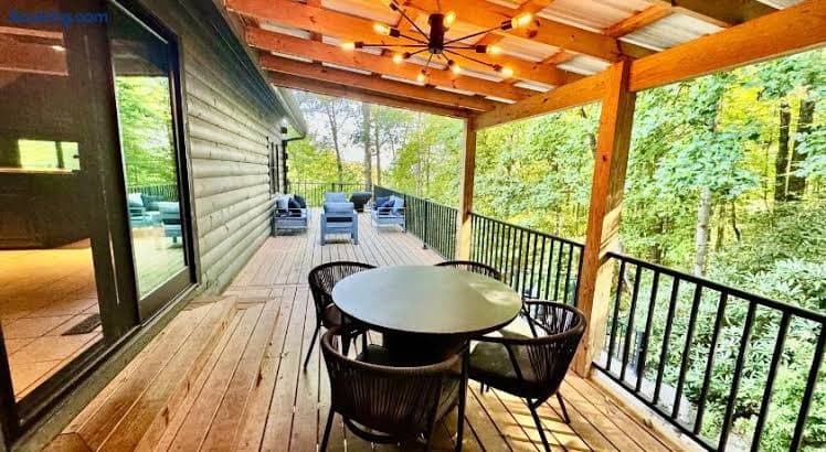 MOONLIGHT MOUNTAIN MANOR - Cedar Hot Tub, Views & Games - Entire Place, Holiday Home in Horse Shoe