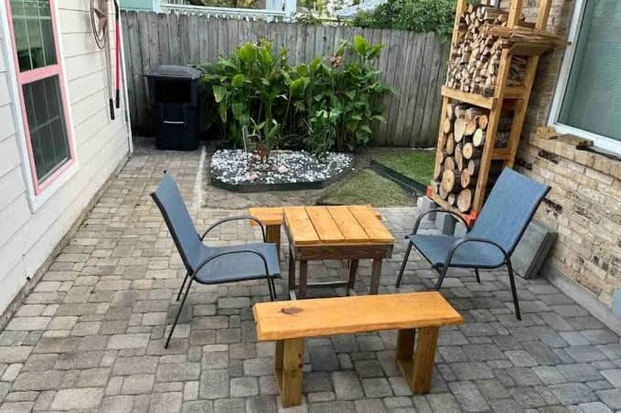 Cozy 1 BR modern guesthouse, AC / WiFi in delightful Houston, MetroRail access, Guesthouse in Houston