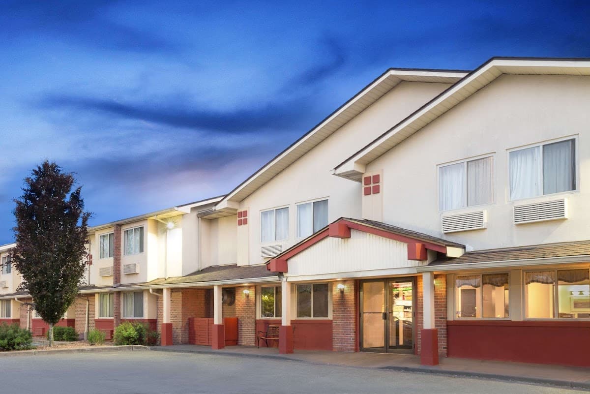 Super 8 by Wyndham Kingston, Hotel in Kingston
