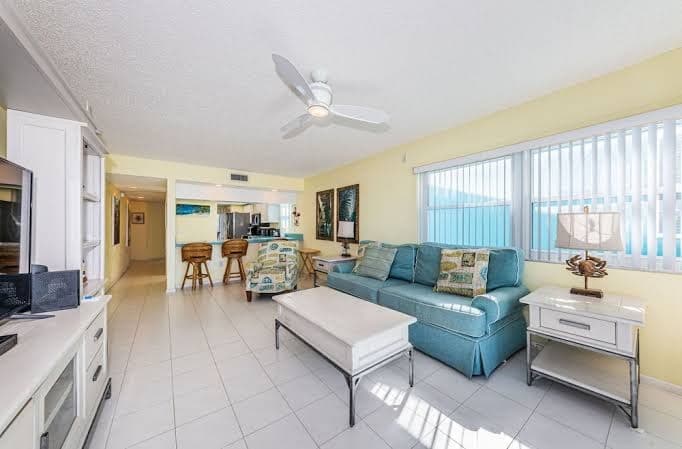 2 Bedroom, 2 Bath Gulf Front Condo Suite Right On The Beach!, Holiday Home in Indian Rocks Beach