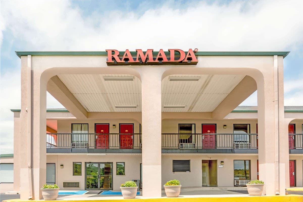 Ramada by Wyndham Pelham, Hotel in Indian Springs Village