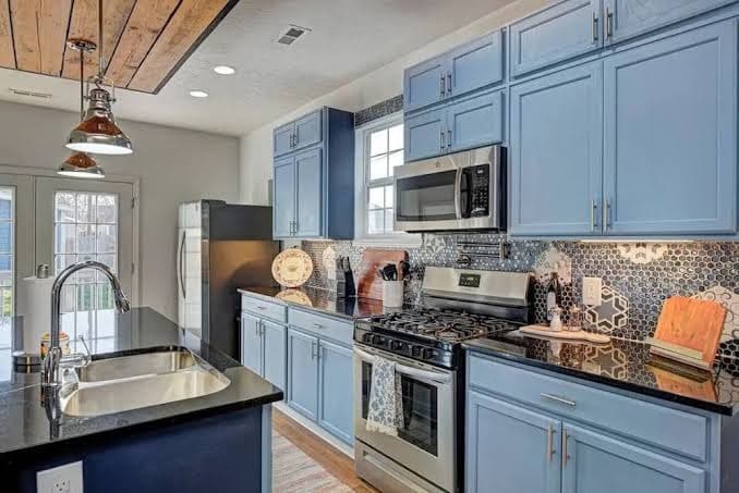 Spacious Home for Groups with Hot Tub in Indy, Guesthouse in Indianapolis