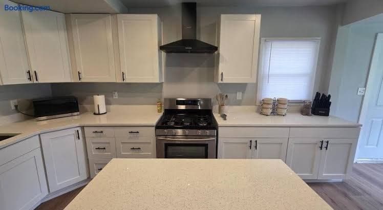 2 Bedroom with King Suite, Large Space, Pet Friendly, Steps from Downtown Jolie - Entire Place, Holiday Home in Joliet