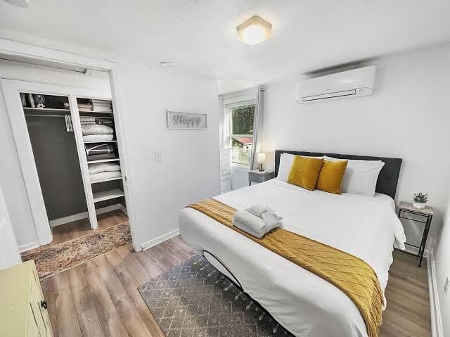 Charming 2-bedroom apartment near downtown, the beach, and a golf course., Hotel in James Island