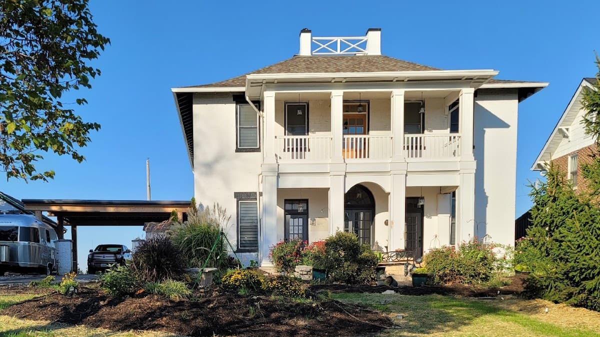 Cliff Manor Inn, Bed & Breakfast in Jefferson City