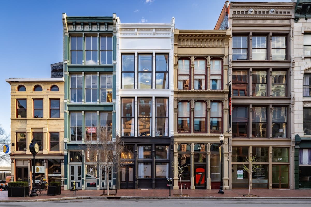 Hollyhock Suites, Hotel in Louisville