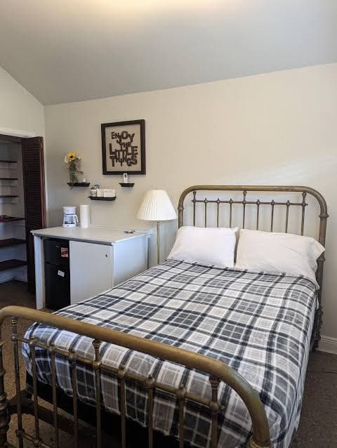 Cozy casita with Lake Travis view! Bars and restaurants just down the block!, Hotel in Jonestown