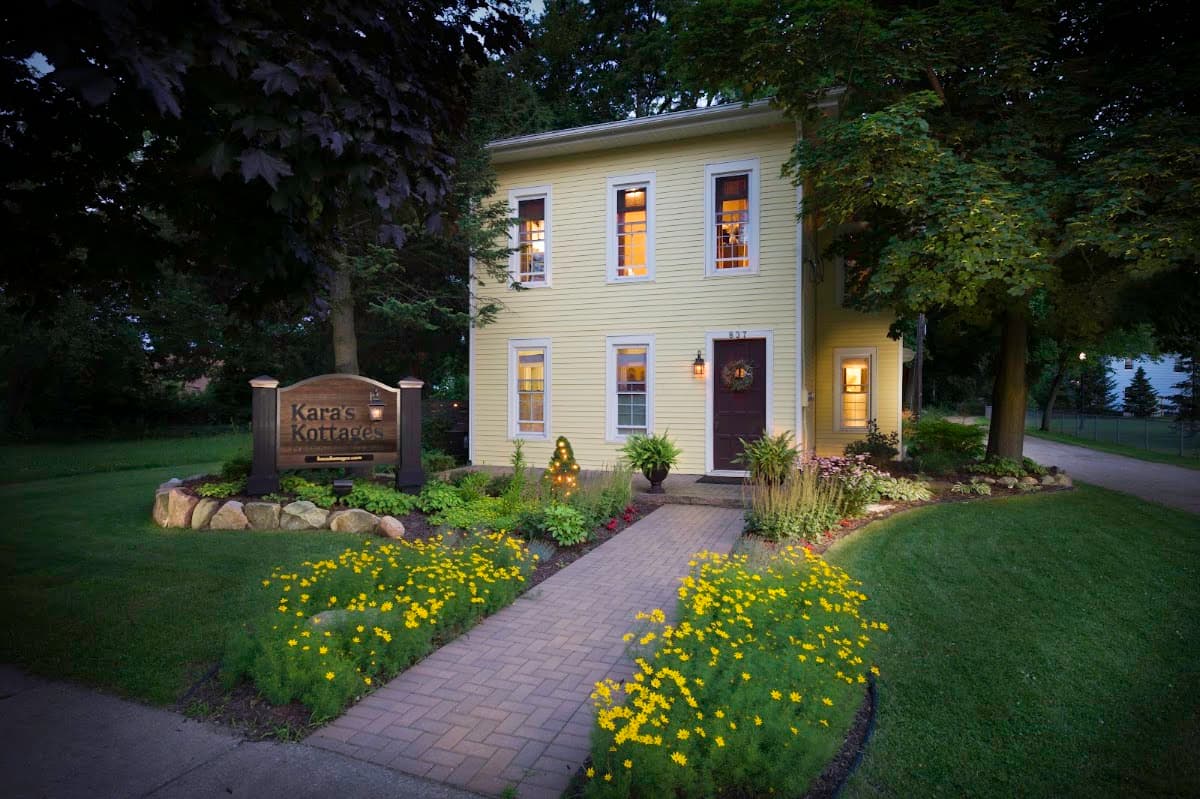 Kara's Kottages @ W. Main St, Bed & Breakfast in Kalamazoo