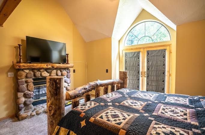 Mirror Lake cabin -Sleeps 15-Hot Tub-Arcade, Hotel in Francis