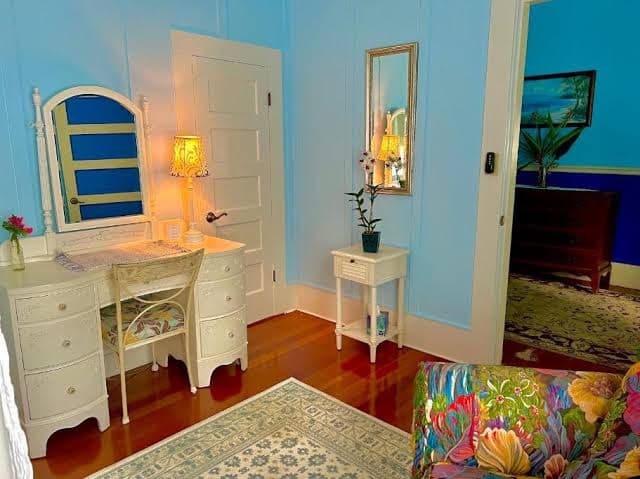 Charming country inn serving Vegan, Gluten-Free breakfast at Aloha Boutique Hotel BB a no alcohol, no cigarette environment designed for peaceful relaxation and meditation - Queen Suite, Hotel in Hāwī