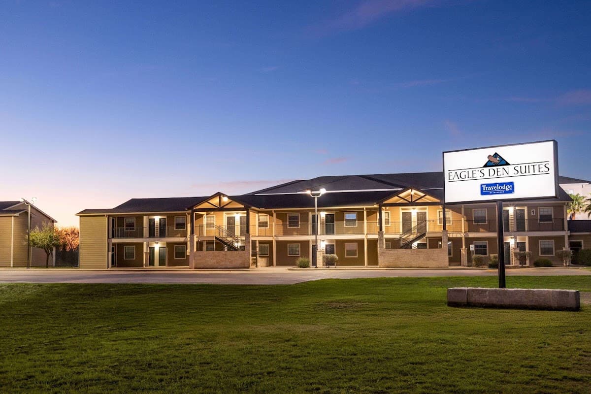 Eagle's Den Suites Kenedy a Travelodge by Wyndham, Hotel in Kenedy