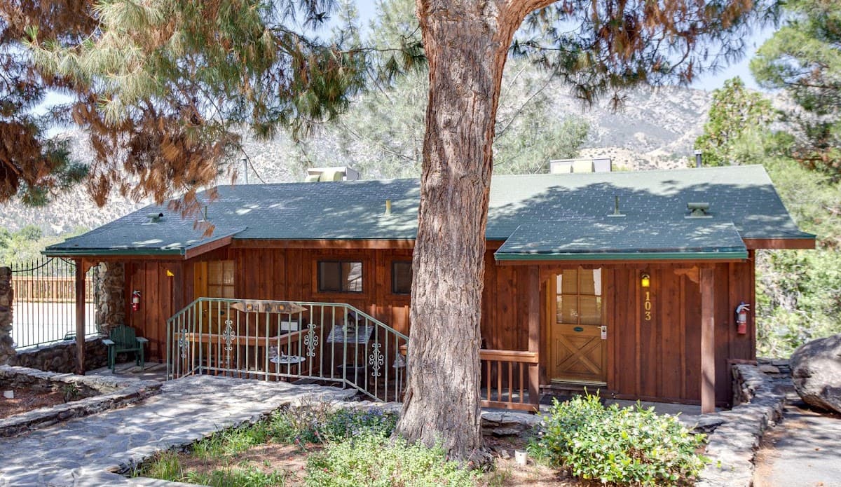 Whispering Pines Lodge, Lodge in Kernville