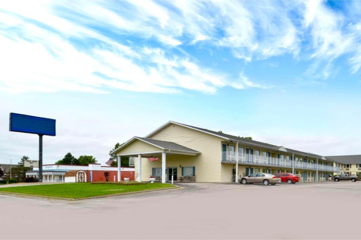 Residential Suites Warrensburg by Hotel O US 50, Hotel in Knob Noster