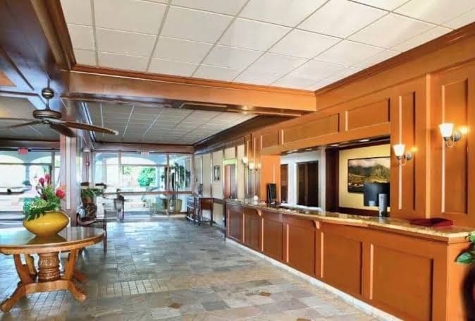 Legal STR Hotel Zoned Lahaina Shores Serene Beachfront Escape with Mountain View, Hotel in Lahaina