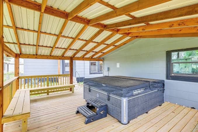 Deck, Hot Tub & Lake View: Brownwood Home!, Hotel in Lake Brownwood