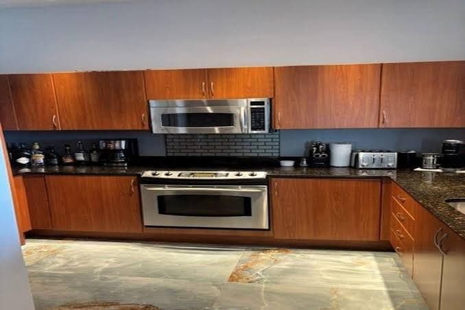 3-bedroom / 2 full bath penthouse condo overlooking the Intercoastal /marina, Hotel in Lantana