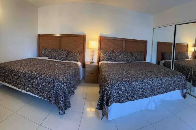 Vegas house 3mile away from strip:8 bed 3 sofa bed\n\n, Hotel in North Las Vegas
