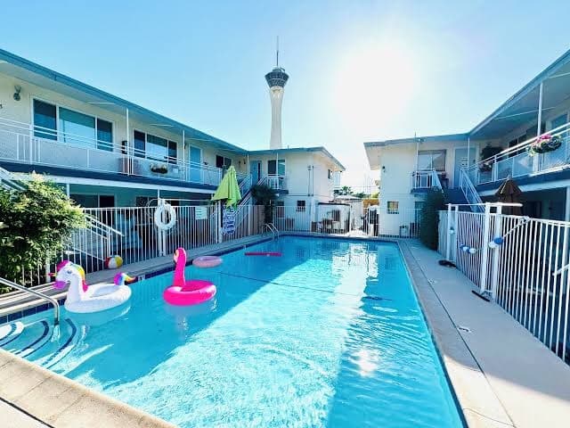 1-bedroom apartment,pool,Vibrant Las Vegas WiFi LVCC sale,center,strip,labor day, Hotel in Las Vegas