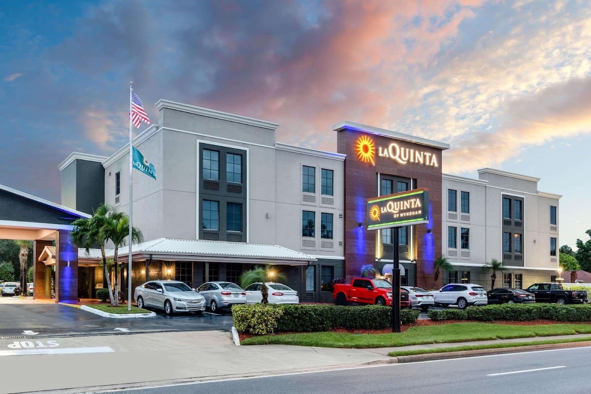 La Quinta Inn & Suites by Wyndham St. Petersburg Northeast, Hotel in Lealman
