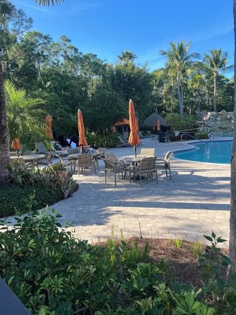 Resort-Style 3BR 2 Living Rooms, TVs in Every Bedroom & Steps to the Pool., Holiday Home in Lely Resort