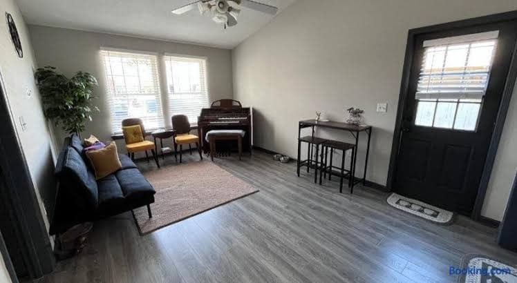 The Coffee House - Entire Place, Holiday Home in Lexington