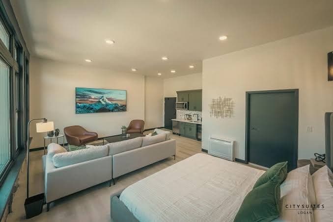Luxury Suite ~ Above Starbucks ~ Main St View, Hotel in Logan