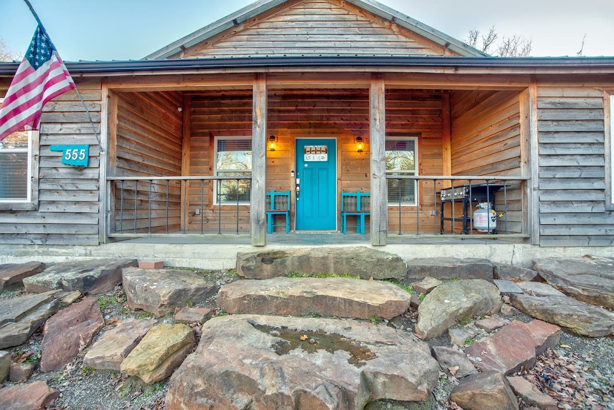 The Triple Nickel, Hotel in Longtown