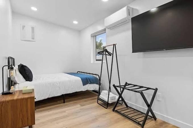 Guest house w /2BR 2bath by DTLA East Los Angeles, Guesthouse in East Los Angeles