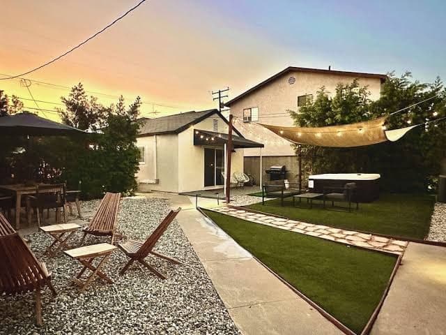 Home with Guest House : Parking : Hot Tub : Pet-friendly : EV Charger : King Bed, Guesthouse in East Los Angeles