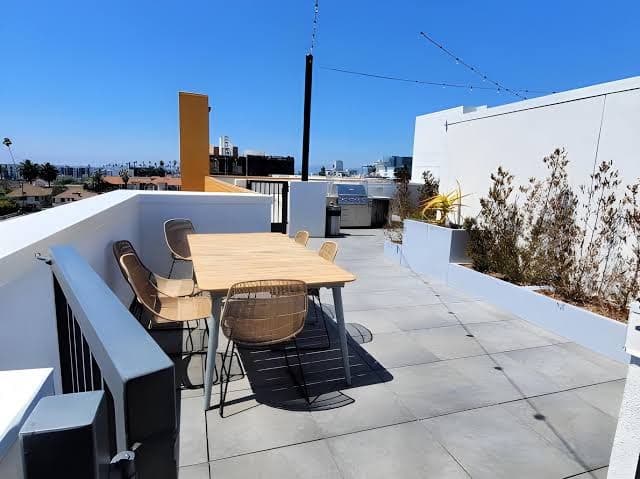 Glamorous KTown Boutique Residences with Rooftop view, Hotel in Koreatown