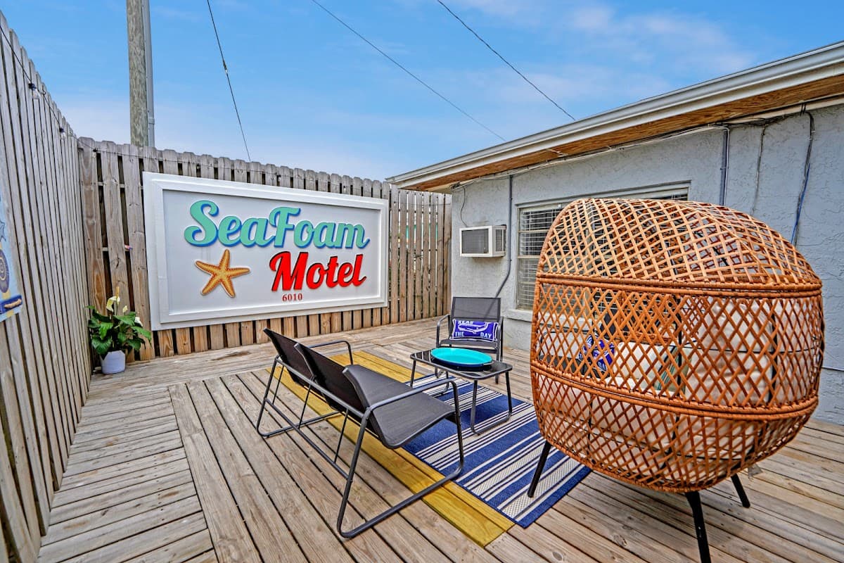 Sea Foam Suites, Motel in Lower Grand Lagoon
