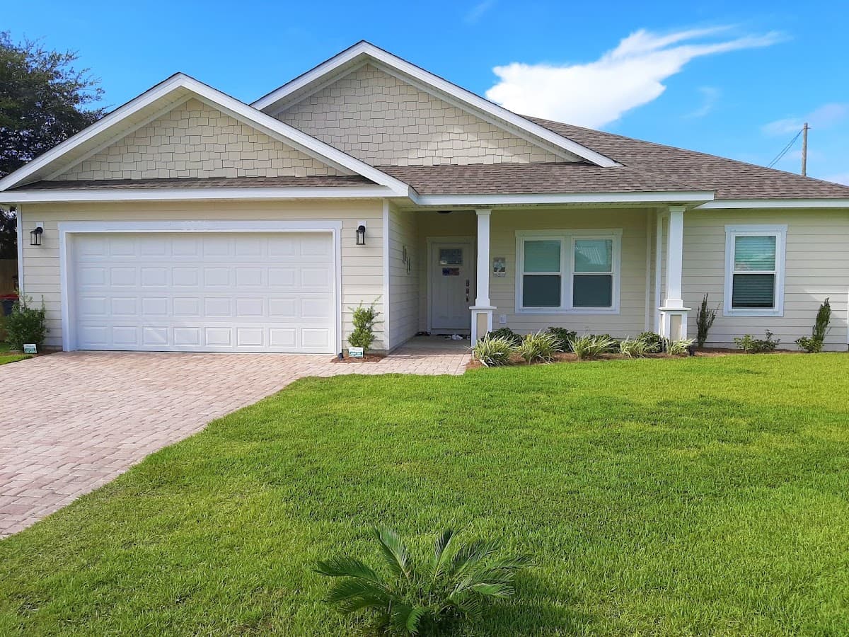 Beachside Sunrise | Rental Home For Short-Term Beach Vacations, Hotel in Lower Grand Lagoon