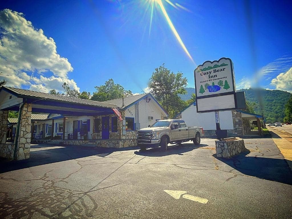 Cozy Bear Inn Motel & RV Park, Motel in Maggie Valley