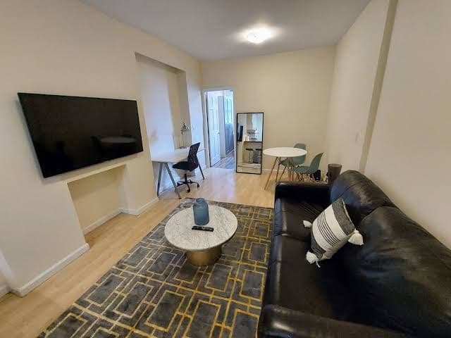 Comfortable Apartment with Kitchen and Work Station, Hotel in New York City