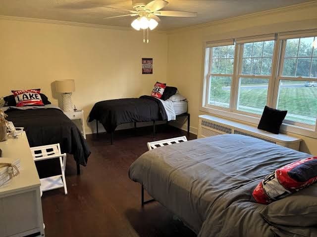 Gorgeous 6-bedroom house. Sleeps 16. .3 mile from the beach!, Hotel in Manitowoc