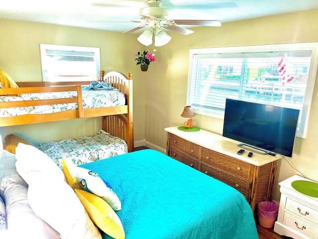 Spacious 4-bedroom house ~South facing X-Large pool on magical Marco Island!, Hotel in Marco Island