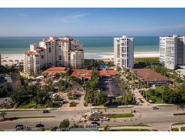 Just Steps To The Beach and exclusive hotels on Marco Island, Hotel in Marco Island