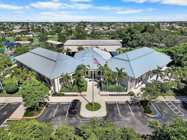 Top Floor Beachfront Condo With Ocean Views/pool/spa, Hotel in Marco Island
