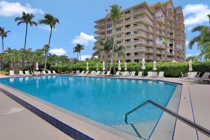 Stylish Beachfront Condo With Spa/pool and Ocean Views, Hotel in Marco Island
