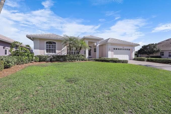 Luxuriously Furnished Waterfront Home With Pool/spa, Hotel in Marco Island