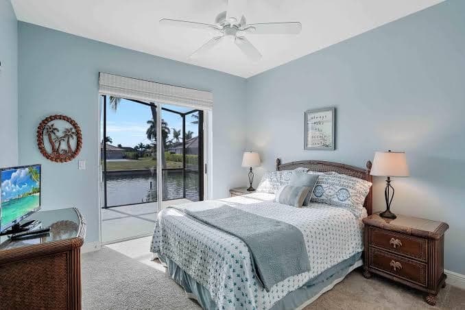 Elegantly Decorated Waterfront Home With Pool and spa, Hotel in Marco Island
