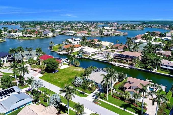 Recently updated within walking distance to beach, hotels and restaurants, Hotel in Marco Island