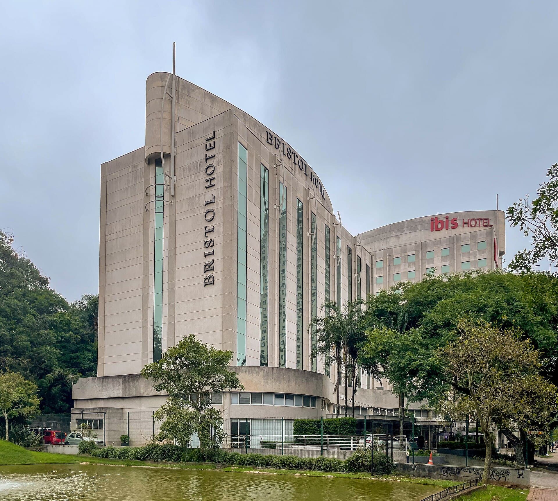 Ibis Santo Andre (via Wikimedia Commons, CC BY-SA 4.0)