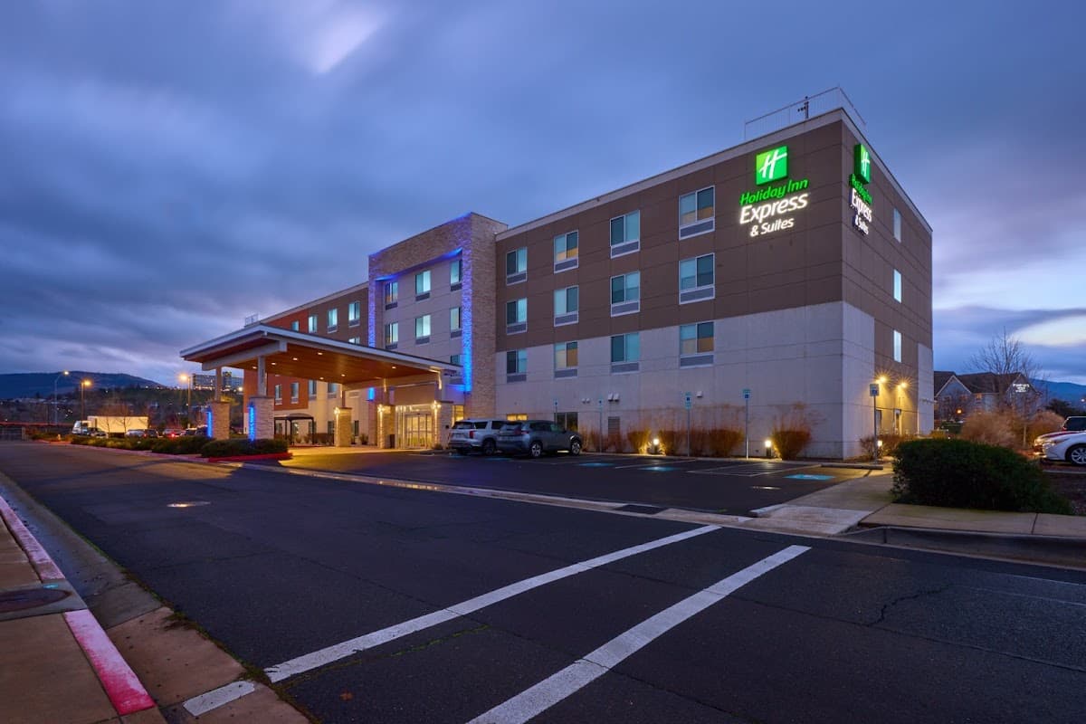 Holiday Inn Express & Suites Medford by IHG, Hotel in Medford