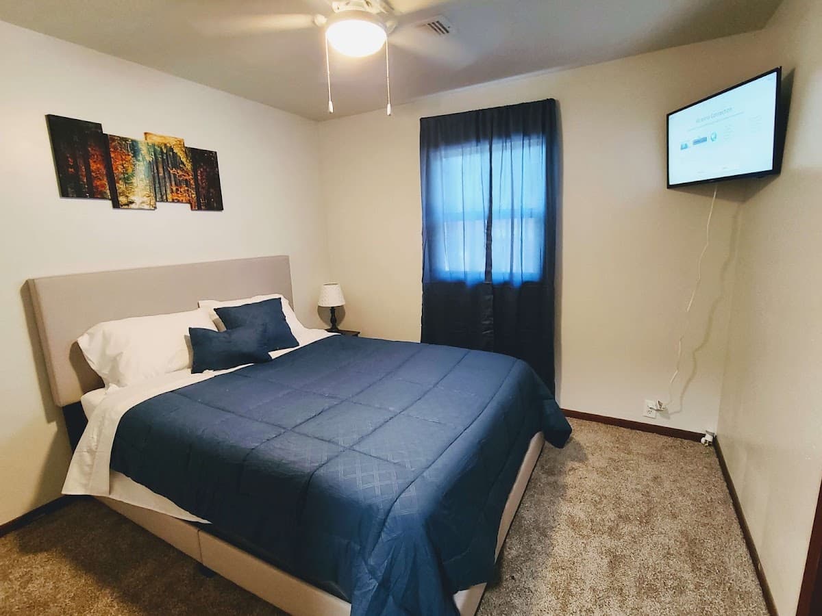 SwinHousing - Main Street Suite $85/night, Hotel in Medicine Lodge
