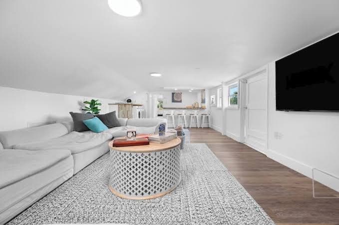 Luxury Beach Retreat Pool Walk to Beach Sleeps 12, Holiday Home in Melbourne Beach