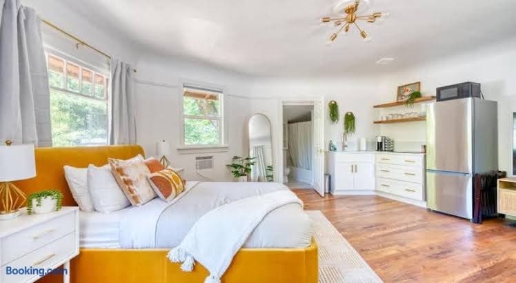 Forest Studio Oasis - Mile from Multnomah Village - Entire Place, Hotel in Garden Home-Whitford